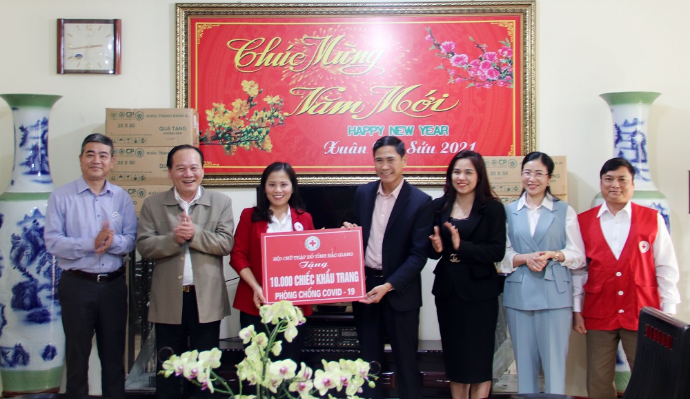 Hội Chữ thập đỏ tỉnh Bắc Giang tặng 10.000 chiếc khẩu trang phòng chống dịch Covid-19